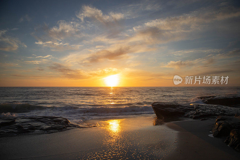 日落/日出与海浪拍打/打破沙滩/海洋/海-加州